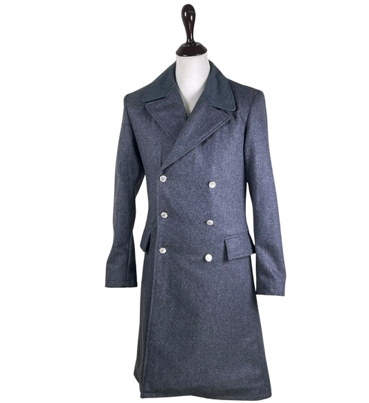 Men’s grey wool military greatcoat front view featuring a classic double-breasted closure, structured collar and long vintage winter overcoat silhouette.